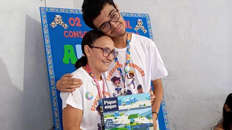 Janete dos Santos e o filho, Ícaro, que foi monitor de seu projeto de educação financeira com alunos em escola pública no Maranhão