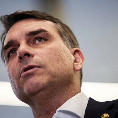 Flávio Bolsonaro é ovacionado em marcha de prefeitos, mas ouve gritos de protesto