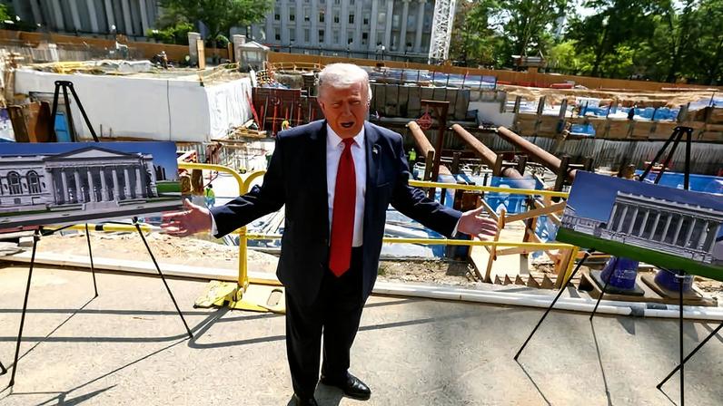O presidente dos Estados Unidos, Donald Trump, em frente ao canteiro de obras do novo salão de festas da Casa Branca