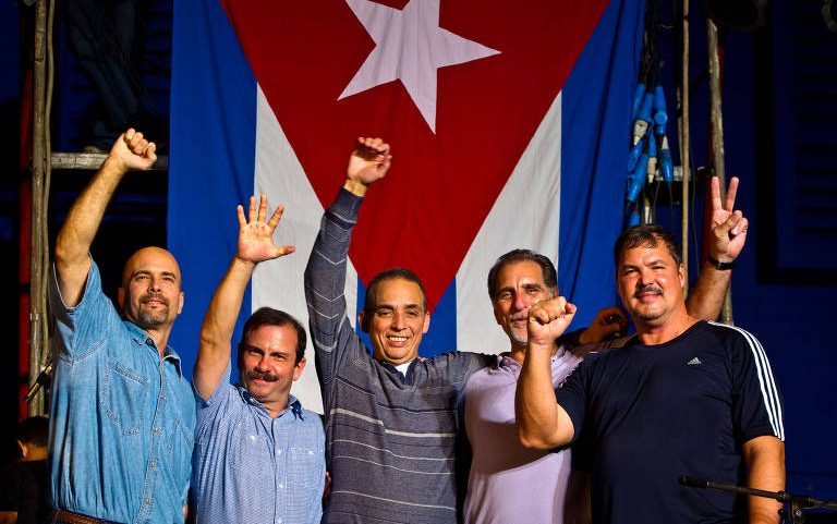 Os Cinco Cubanos posam para foto depois de sua libertação, em 2014; da esquerda para a direita, Gerardo Hernández, Fernando González, Antonio Guerrero, René González e Ramon Labañino