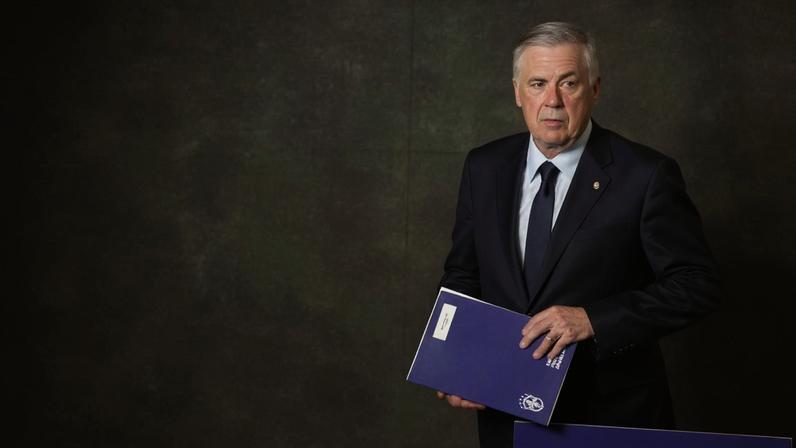 Carlo Ancelotti chega ao palco do Museu do Amanhã com os nomes dos 26 jogadores que vão representar o Brasil na Copa do Mundo de 2026