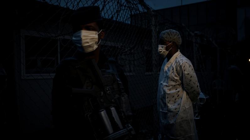 Soldado da milícia M23 realiza segurança dos líderes do grupo em centro de tratamento de ebola, em Goma (RDC)