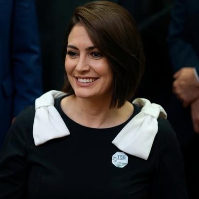 Michelle Bolsonaro diz não se meter em crise sobre Flávio e cuida do marido