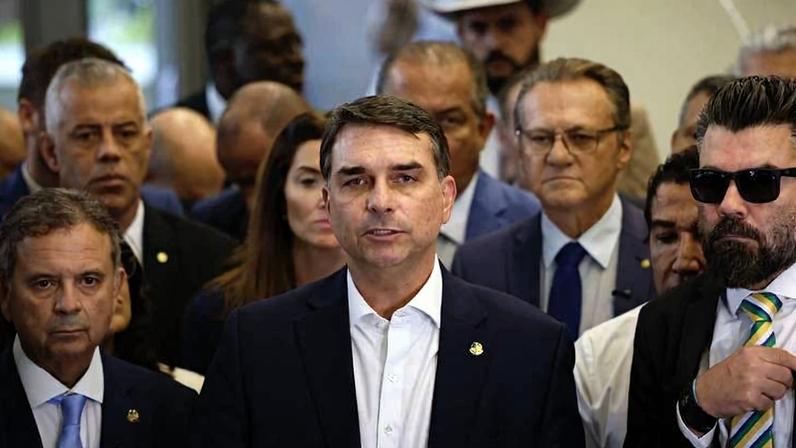 O senador Flávio Bolsonaro, acompanhado de aliados do PL, faz declaração a jornalistas em Brasília nesta terça (19)