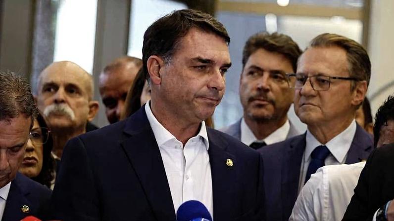 Candidato à Presidência Flávio Bolsonaro em declaração à imprensa após reunião do PL (Partido Liberal)