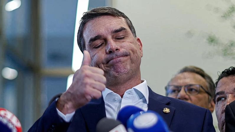 Senador Flávio Bolsonaro durante entrevista sobre seu envolvimento com Dani Vorcaro em Brasília