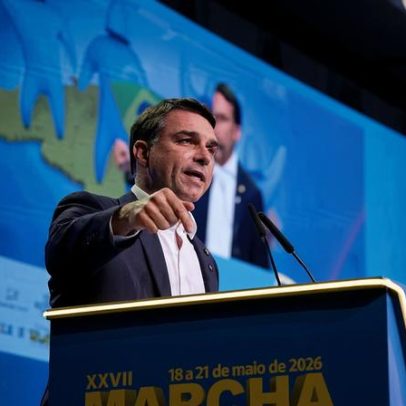 Flávio Bolsonaro planeja viagem aos EUA para encontro com Trump