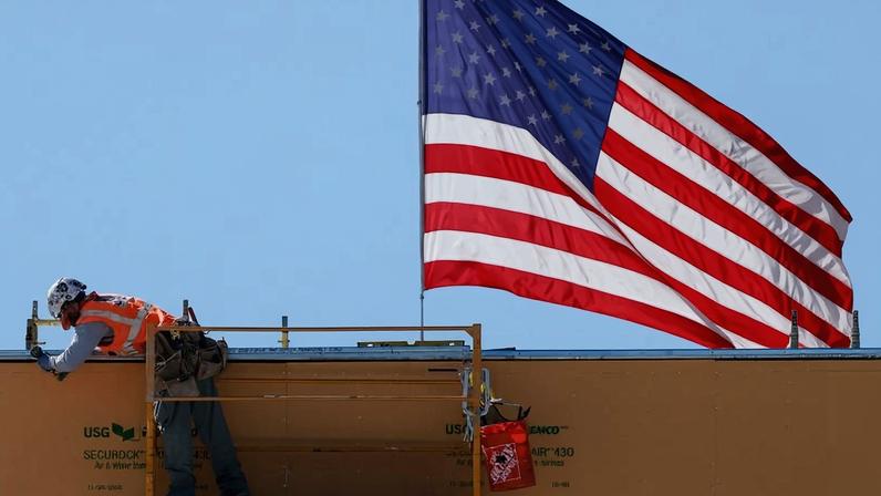 Bandeira dos EUA hasteada em um canteiro de obras em Pasadena, na Califórnia