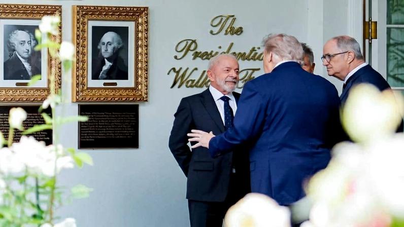 O presidente Luiz Inácio Lula da Silva em conversa com o presidente dos Estados Unidos, Donald Trump, na Casa Branca