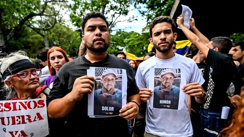 Estudantes protestam com a foto de Carmen Navas, mãe do preso político Victor Hugo Quero Navas, morta em maio de 2026, aos 81 anos, poucos dias depois de confirmar a morte do filho sob custódia