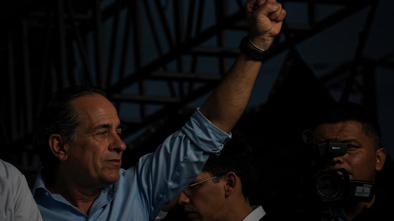 O senador colombiano Alexander López em comício de campanha do candidato presidencial Iván Cepeda