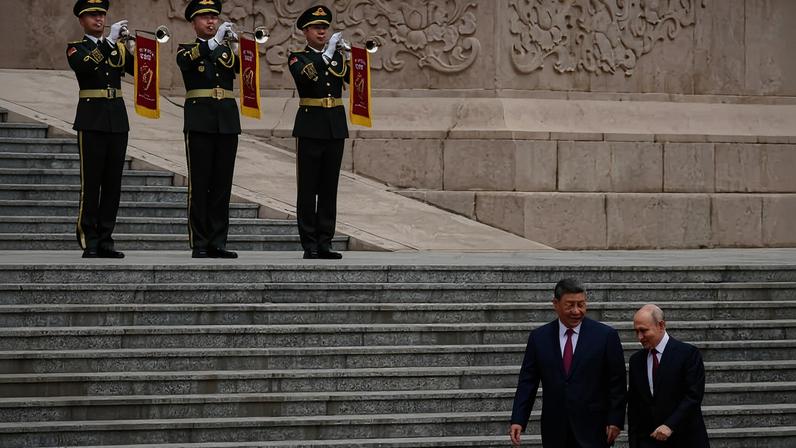 Xi Jinping e Vladimir Putin em cerimônia de boas-vindas em Pequim