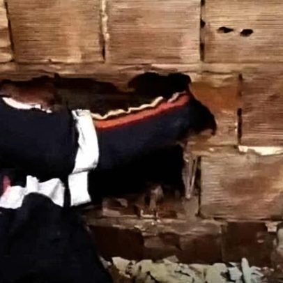 Bebê é encontrado abandonado entre muros de casas na Paraíba