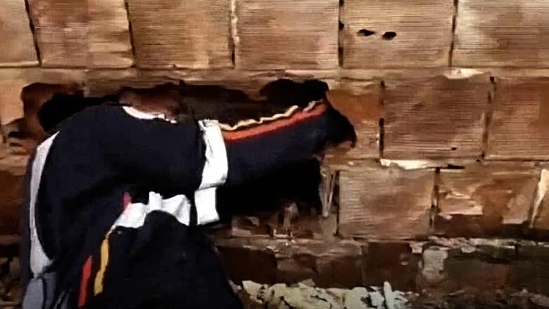 Bombeiros retiram recém-nascido de buraco em parede de tijolos aparentes, entre casas no litoral sul da Paraíba.