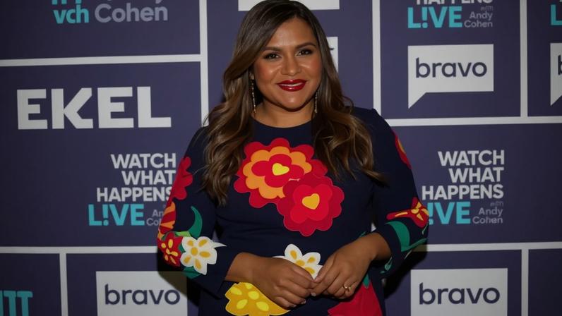 A atriz Mindy Kaling em 2021 (à dir.) e 2026 — Foto: Getty Images/Instagram
