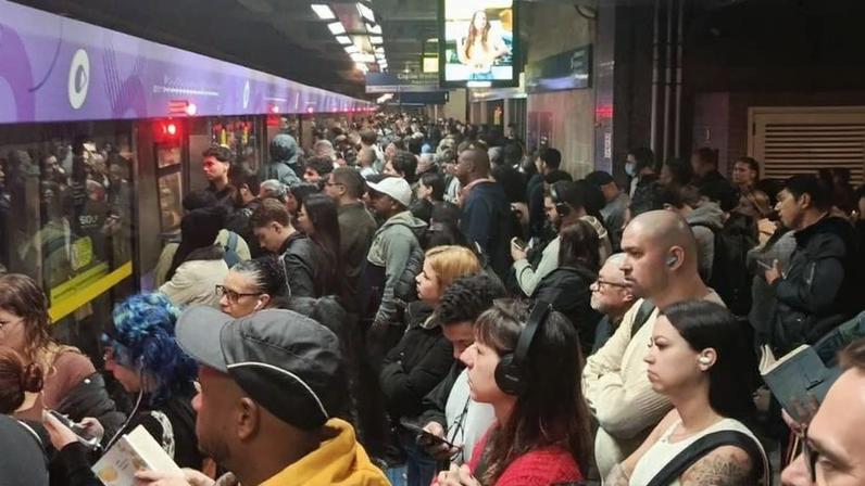 Estação da linha 5-lilás, da ViaMobilidade, em São Paulo, lotada por causa de falha em equipamento de via