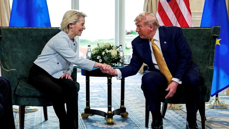 Ursula Von der Leyen, presidente da Comissão Europeia, e Donald Trump se cumprimentarem após acordo firmado entre União Europeia e EUA em julho de 2025