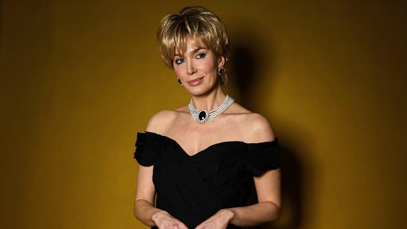 Sara Sarres como princesa Diana na peça 'Princesa do Povo'