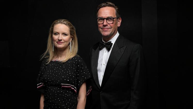 James Murdoch e a mulher, Kathryn Murdoch, posam na chegada de festa promovida pela Vanity Fair