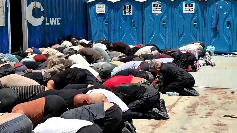 Vídeo divulgado por Itamar Ben-Gvir mostra ativistas ajoelhados em embarcação militar de Israel