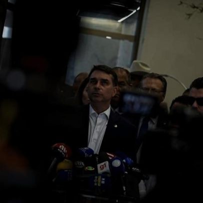 Flávio Bolsonaro troca de marqueteiro após caso Dark Horse