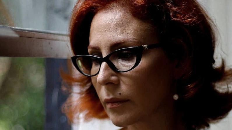 A ex-deputada Carla Zambelli em seu apartamento, em Brasília