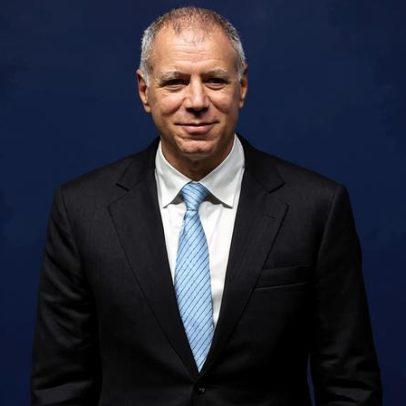 Não lute contra a IA, diz presidente do HSBC após bancos anunciaram demissões