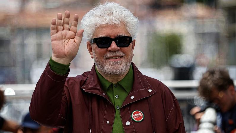 O diretor Pedro Almodóvar em Cannnes, usando um broche com a frase "Free Palestine"