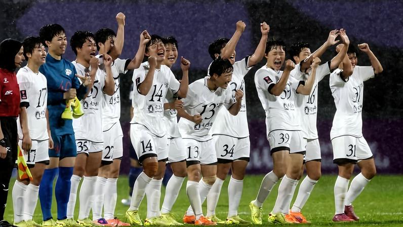 Jogadoras do Naegohyang celebram vitória sobre o Suwon