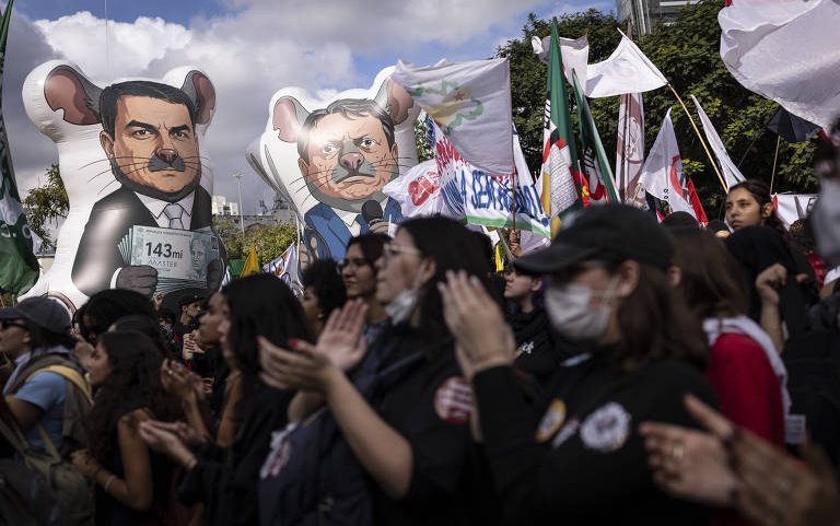 Alunos da USP organizam mais um protesto durante a greve da universidade. Desta vez, será uma 'Marcha pelo fora Tarcísio', com início no Largo da Batata e destino ao Palácio do Governo.