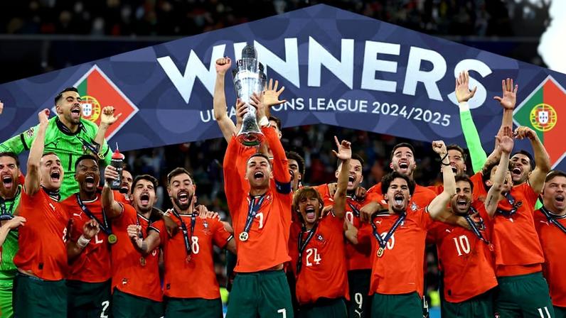 Jogadores de Portugal celebram conquista da Liga das Nações