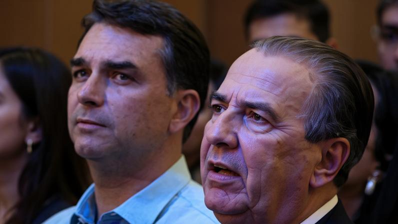 Flávio Bolsonaro ao lado do pastor Silas Malafaia no culto da santa ceia na Igreja Assembleia de Deus Vitória em Cristo, no Rio de Janeiro