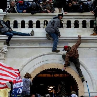 Invasores do Capitólio comemoram fundo criado por Trump para indenizá-los
