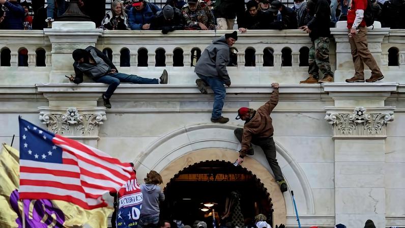 Apoiadores de Donald Trump durante invasão do Capitólio, em Washington