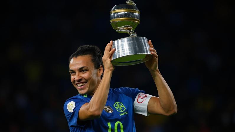 Marta ergue troféu de melhor jogadora da Copa América