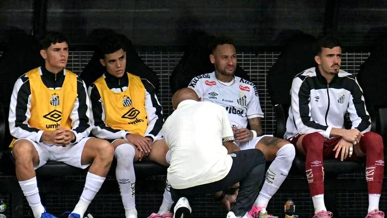 Neymar recebe atendimento na panturrilha após sua substituição na partida do Santos contra o Coritiba, no último domingo; foi detectado um edema