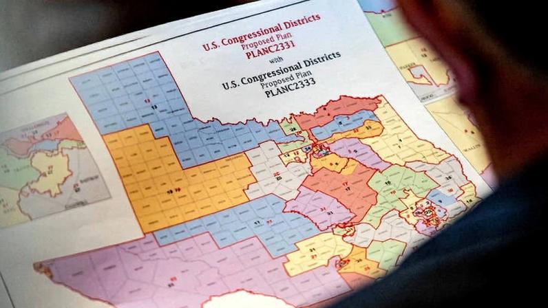 Deputado estadual do Texas observa proposta de mapa de distritos eleitorais do estado, em Austin, em 2025