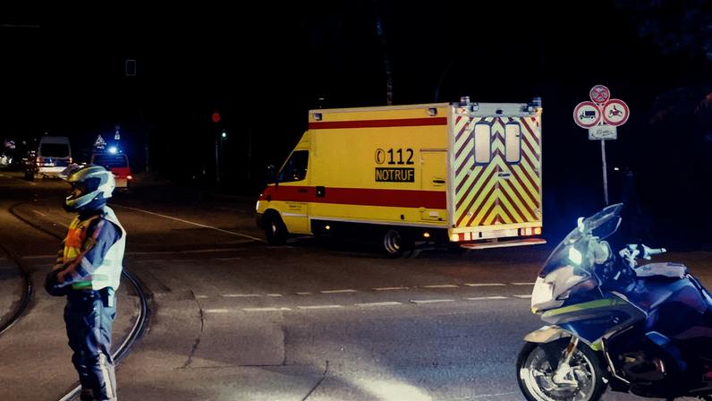 Um comboio transporta profissional de saúde americano levado à Alemanha para tratamento após contrair ebola na República Democrática do Congo