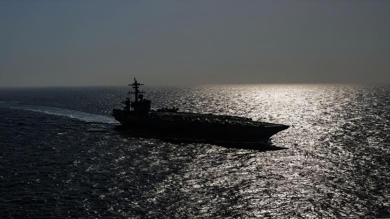 O porta-aviões USS Nimitz, dos Estados Unidos, navegando no mar Arábico