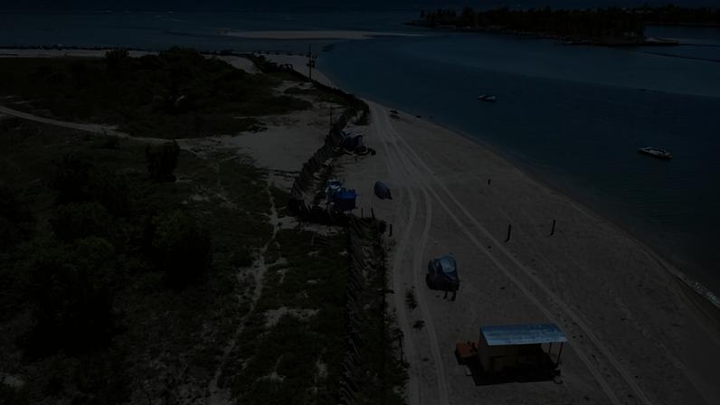 Muro cerca terreno na praia de Maracaípe, no Litoral Sul de Pernambuco