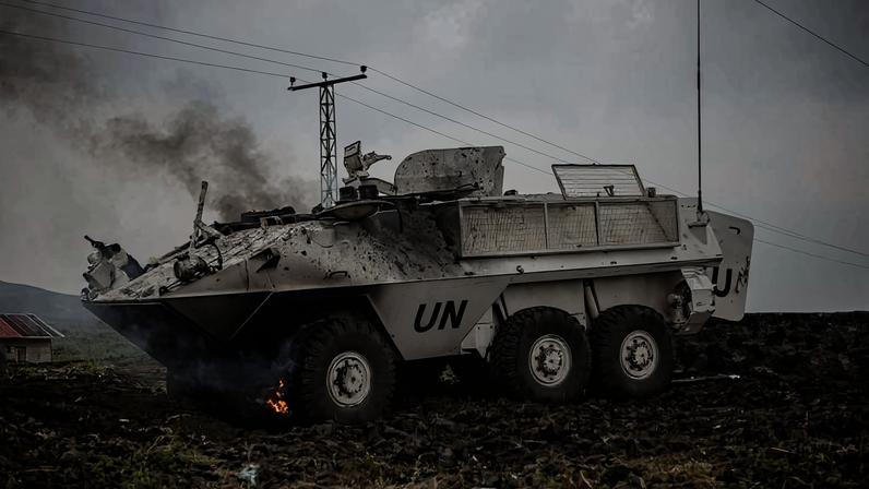 Blindado de transporte de tropas da ONU pega fogo após ataque na República Democrática do Congo