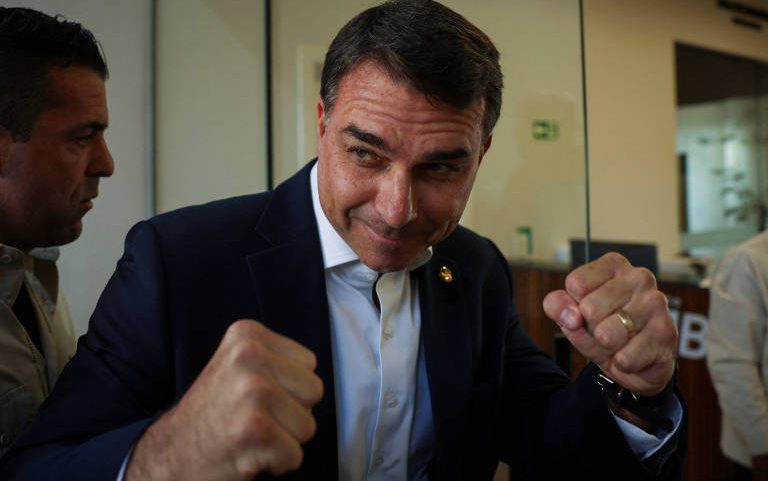 Senador Flávio Bolsonaro gesticulando na chegada em Brasília