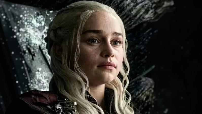 Emilia Clarke em Game of Thrones; e em seu leito hospitalar após sofrer uma série de aneurismas em 2011 — Foto: Reprodução/Instagram
