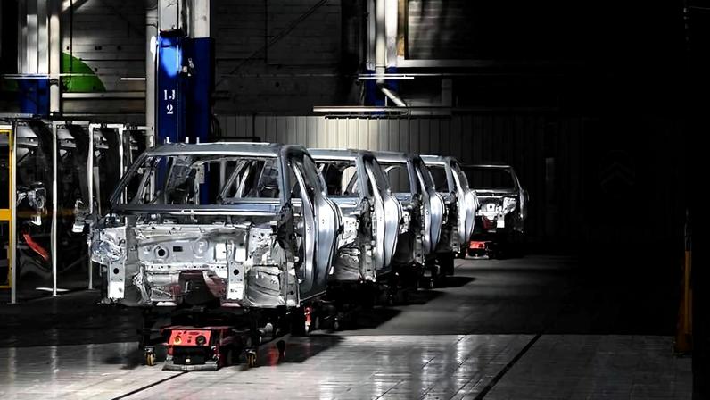 Fabricação do Citroen C5 Aircross em fábrica na França