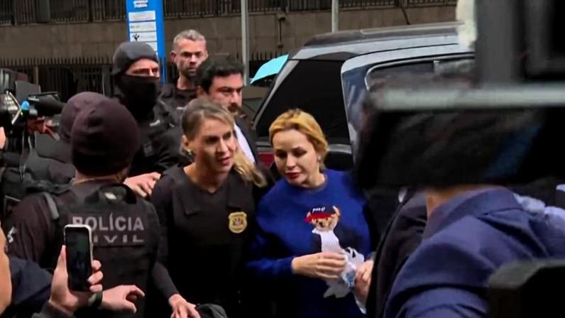 A advogada Deolane Bezerra chega à sede do DHPP, em São Paulo