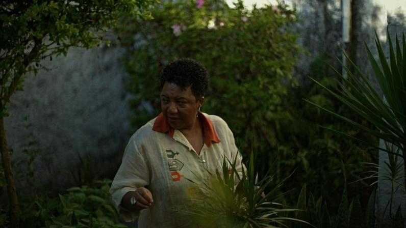 Rosana Paulino no jardim de sua casa, em Pirituba, São Paulo