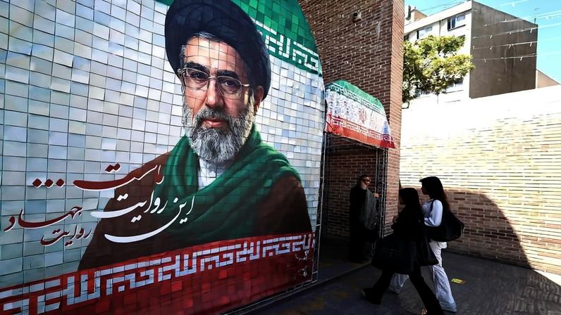 Imagem do líder supremo do Irã, aiatolá Mojtaba Khamenei, pintada em estação do metrô em Teerã