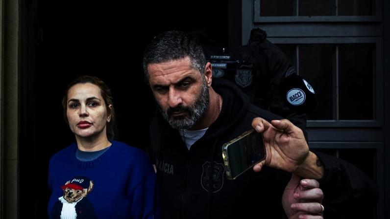 Deolane Bezerra na saída do Palácio da Polícia, na região central de São Paulo