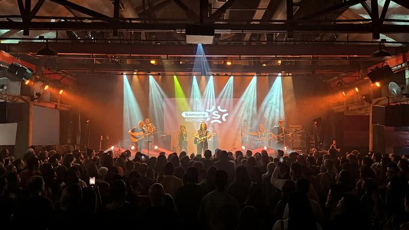 A cantora Zélia Duncan em apresentação na comedoria do Sesc Pompeia