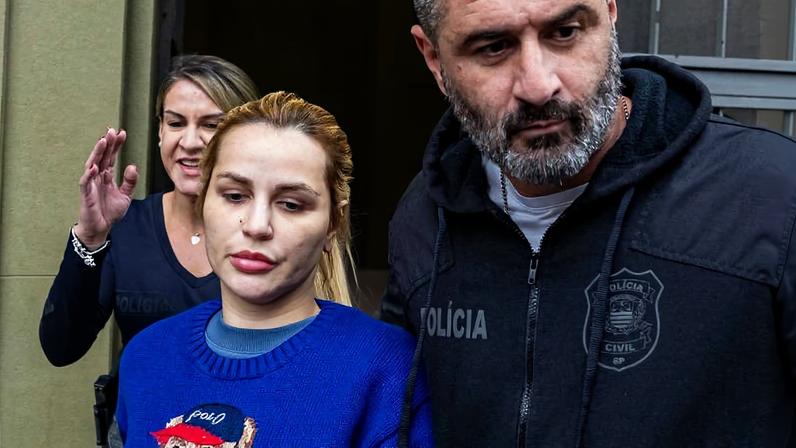 Deolane Bezerra deixa o Palácio da Polícia para ir ao IML; ela é suspeita de lavagem de dinheiro do PCC por meio de uma transportadora de fachada
